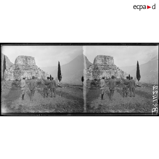 Rivoli. Soldats français et italiens devant le monument de Rivoli. [légende d'origine]