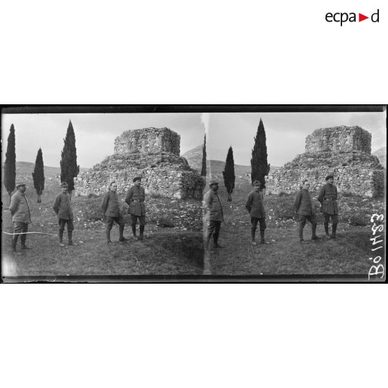 Rivoli. Soldats français et italiens devant le monument de Rivoli. [légende d'origine]