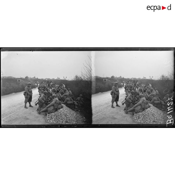 Sur la route de Rivoli. Soldats français partant sur le front italien. [légende d'origine]