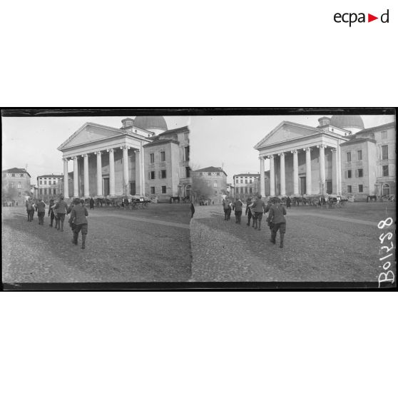 Trévise. Place du Dôme. Une corvée de soldats italiens. [légende d'origine]