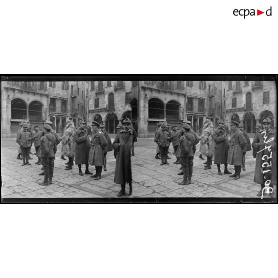 Soldats italiens, anglais et français sur la place du marché. [légende d'origine]