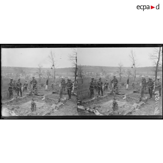 Soldats anglais visitant un cimetière allemand au retour de l'attaque. [légende d'origine]