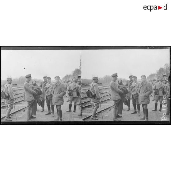 En gare de Berzy-le-Sec. Prisonniers aviateurs allemands attendant le train. [légende d'origine]