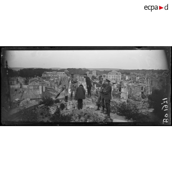 Verdun (Meuse), le révérend Mac Farland, Monsieur Viennot, le pasteur Monod et le colonel Dehay regardent les ruines du haut du donjon de la Madeleine. [légende d'origine]