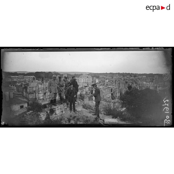 Verdun (Meuse), le révérend Mac Farland, Monsieur Viennot, le pasteur Monod et le colonel Dehay regardent les ruines du haut du donjon de la Madeleine. [légende d'origine]