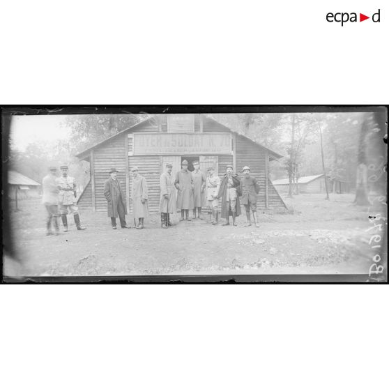 Près de Regret (Meuse), camp Drouot, le révérend Mac Farland au foyer du soldat n°70. [légende d'origine]