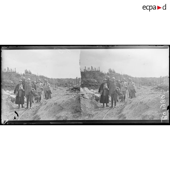 Fort de Douaumont, le révérend Mac Farland, les pasteurs militaires et le commandant Ganay arrivant au fort. [légende d'origine]