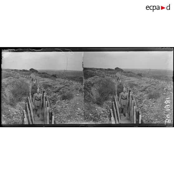 Fort de Douaumont, le révérend Mac Farland dans le boyau conduisant au fort. [légende d'origine]