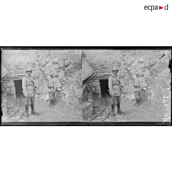 Fort de Douaumont, le lieutenant Grappe, officier informateur conduisant la mission du révérend Mac Farland à l'entrée du fort. [légende d'origine]