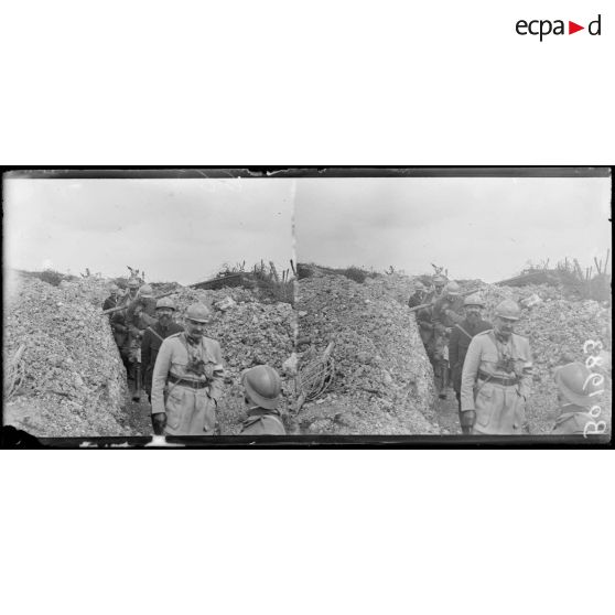 Fort de Douaumont, le révérend Mac Farland et les pasteurs militaires revenant d'un poste d'observation. en tête, le commandant Ganay. [légende d'origine]