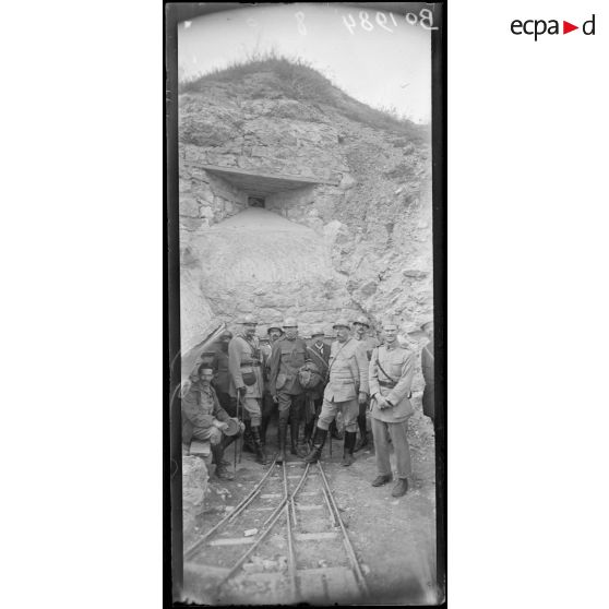 Fort de Douaumont, le révérend Mac Farland, les pasteurs militaires, le commandant de Ganay, le colonel Dehay à la sortie du fort. [légende d'origine]