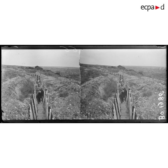 Fort de Douaumont, le révérend Mac Farland et les membres de la mission dans un boyau à la sortie du fort. [légende d'origine]