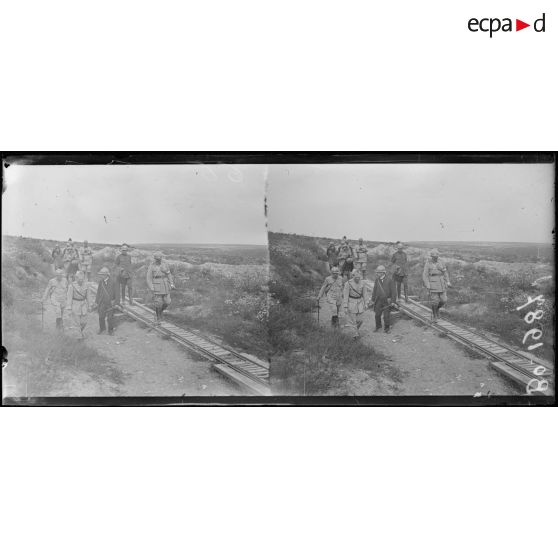 Fort de Douaumont, le révérend Mac Farland et les membres de la mission à l'une des sorties du boyau d'accès au fort. [légende d'origine]