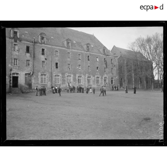 Guérande, Loire-Atlantique. Dépôt d'internés au Séminaire. Cour du grand séminaire. [légende d'origine]