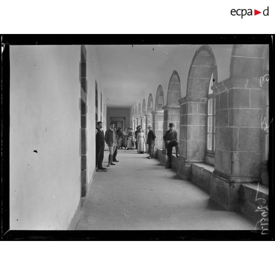 Guérande, Loire-Atlantique. Dépôt d'internés au Séminaire. Couloir intérieur. [légende d'origine]