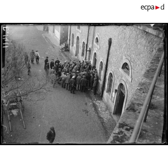 Camp de l'île d'Yeu, Vendée, dépôt des internés civils allemands. Distribution du courrier. [légende d'origine]