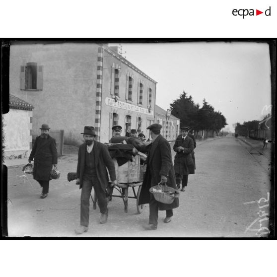 Fromentine, Vendée, groupe d'internés dirigés sur Noirmoutier. [légende d'origine]