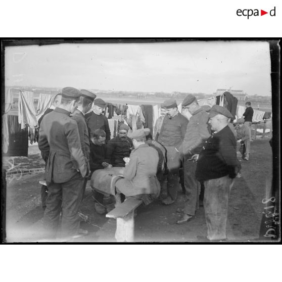 Sables d'Olonne, Vendée, camp de prisonniers militaires allemands. La partie de cartes. [légende d'origine]