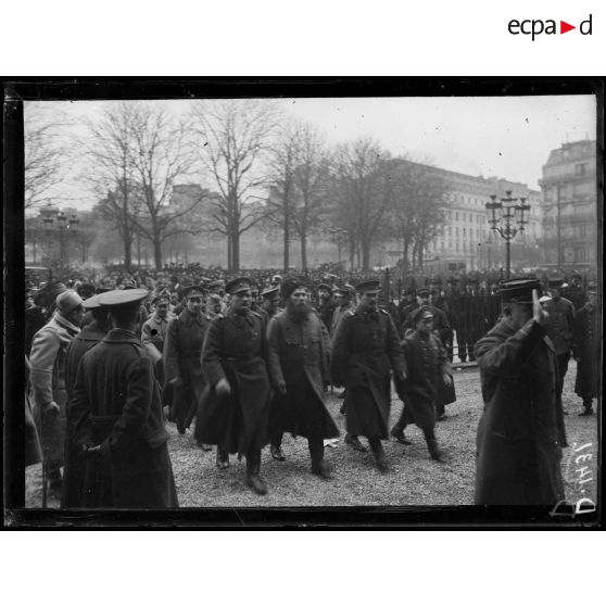 Fête de la Croix de Guerre au Trocadéro. Arrivée des soldats russes. [légende d'origine]