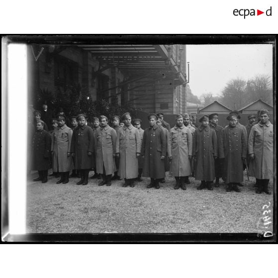 Fête de la Croix de Guerre au Trocadéro. Soldats russes faisant la haie d'honneur au passage du président de la République. [légende d'origine]