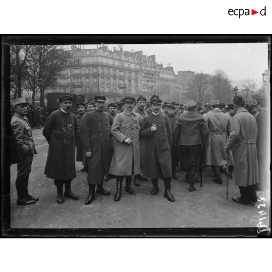 Fête de la Croix de guerre au Trocadéro. Arrivées des blessés et des fusiliers-marins. [légende d'origine]