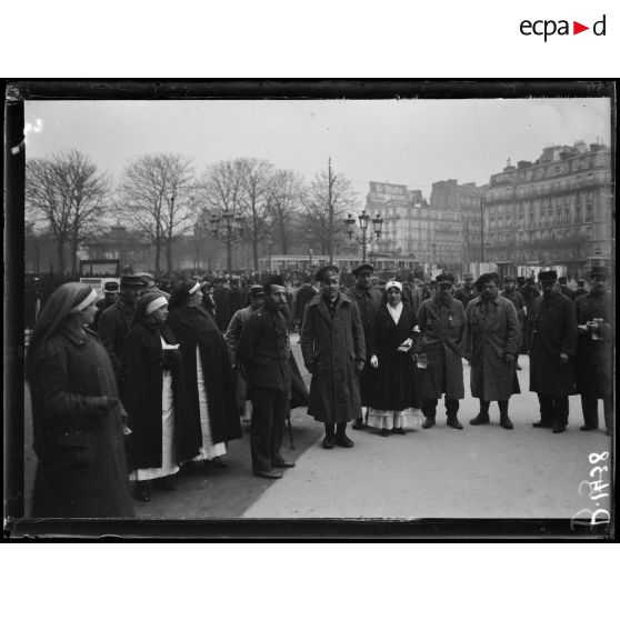 Fête de la Croix de Guerre au Trocadéro. Arrivée des soldats français et alliés, et des infirmières. [légende d'origine]