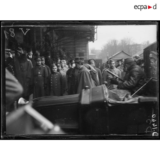 Fête de la Croix de Guerre au Trocadéro. Arrivée d'un général blessé. [légende d'origine]