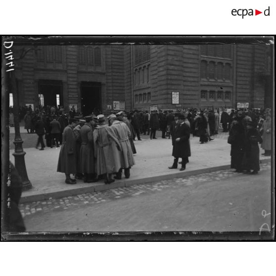 Fête de la Croix de Guerre au Trocadéro. Les abords du Trocadéro, arrivée des soldats. [légende d'origine]