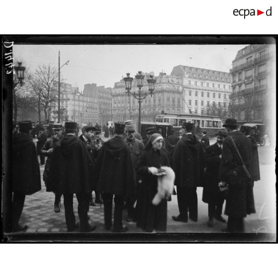 Fête de la Croix de Guerre au Trocadéro. Les abords du Trocadéro, l'arrivée des soldats. [légende d'origine]