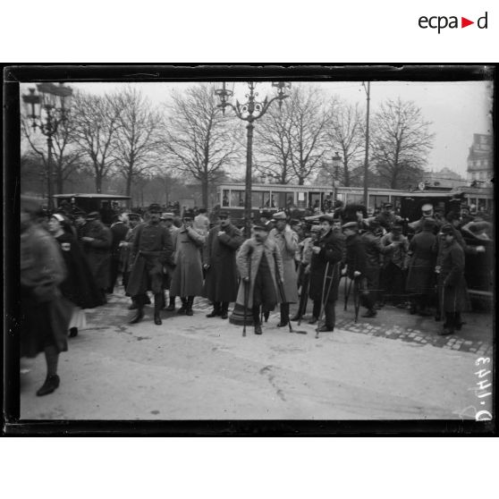 Fête de la Croix de Guerre au Trocadéro. Arrivée des soldats. [légende d'origine]