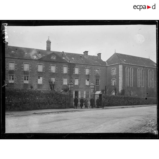 La Ferté Macé, Orne, dépôt de triage, ancien séminaire. Façade extérieure du dépôt. [légende d'origine]