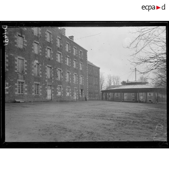 La Ferté Macé, Orne, dépôt de triage, ancien séminaire. Cour du dépôt. [légende d'origine]