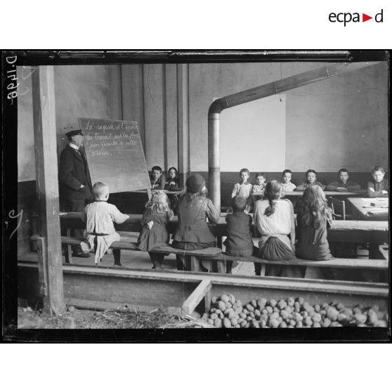 Vire, Calvados, ancien séminaire. Camp d'internés. La classe. [légende d'origine]