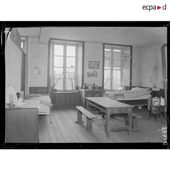 Vire, Calvados, ancien séminaire. Camp d'internés. Chambre des familles. [légende d'origine]