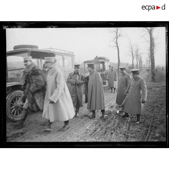 Voyage de la mission japonaise. Humières, Pas-de-Calais, arrivée des officiers japonais. [légende d'origine]