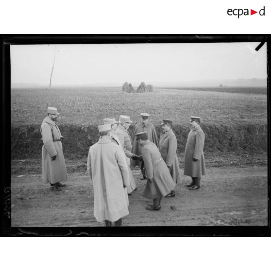 Voyage de la mission japonaise. Humières, Pas-de-Calais, arrivée des officiers japonais. [légende d'origine]