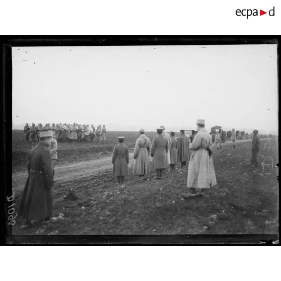 Voyage de la mission japonaise. Humières, Pas-de-Calais, la musique devant la mission japonaise. [légende d'origine]