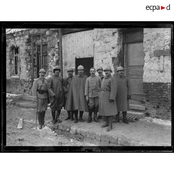 La mission japonaise devant le poste de commandement du colonel Barthelemy à Ablain-Saint-Nazaire, Pas-de-Calais. [légende d'origine]