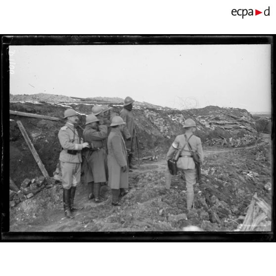 Souchez, Pas-de-Calais, la mission japonaise examine les positions conquises le 21 septembre. [légende d'origine]