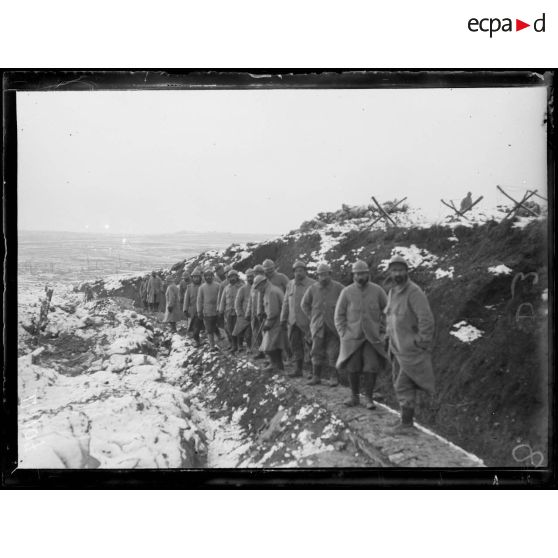 Souchez, Pas-de-Calais, soldats allant au travail. [légende d'origine]