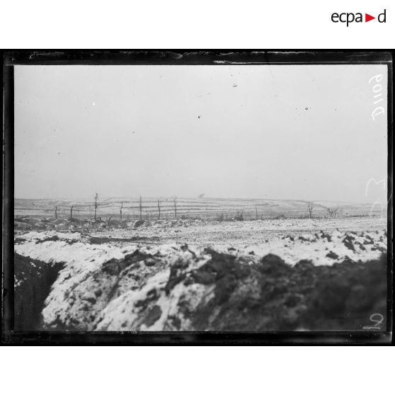 Souchez, Pas-de-Calais, hauteur à l'est de Souchez. Cote 619; la "Halte et Souchez en bas. Vue du pied de l'éperon de Notre-Dame-de-Lorette. [légende d'origine]