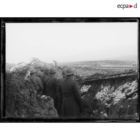 La mission japonaise. Les officiers japonais examinent les positions au dessus de Souchez, Pas-de-Calais. [légende d'origine]