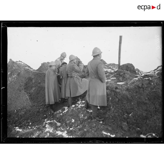 Carency, Pas-de-Calais, la mission japonaise examine les positions allemandes. Un des entonnoirs. [légende d'origine]