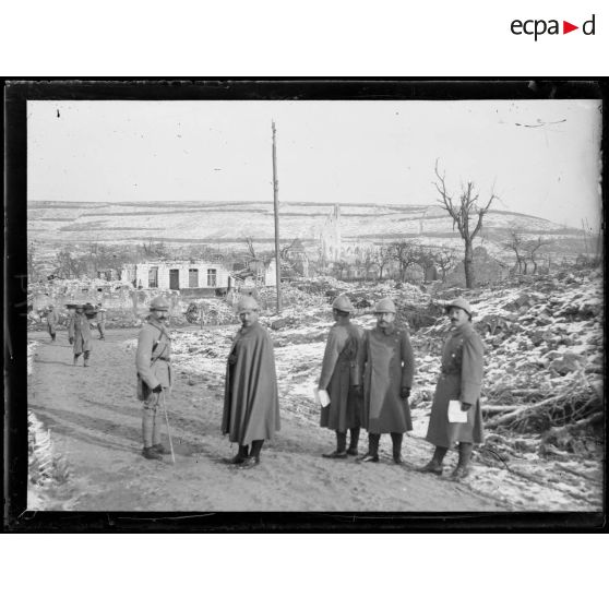 Ablain-Saint-Nazaire, Pas-de-Calais, la mission japonaise sur la route. [légende d'origine]