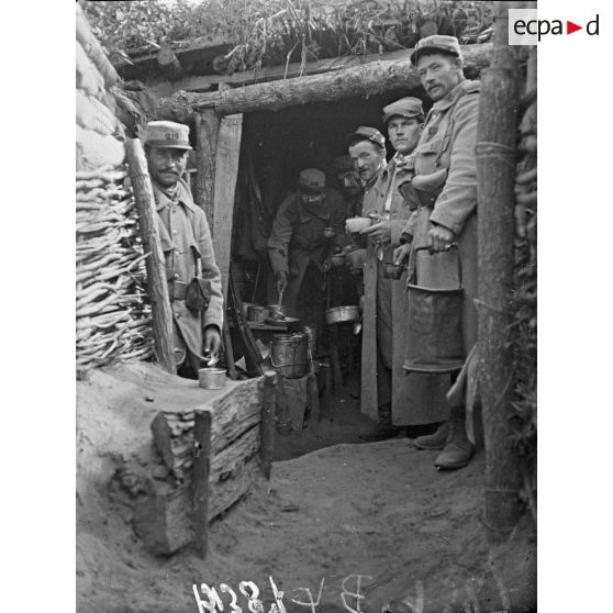 [Un groupe de soldats devant l'entrée d'un abri.]