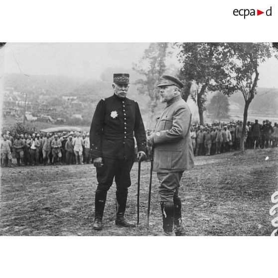 Le président et le général Dufarge sur le front de la Somme. [légende d'origine]