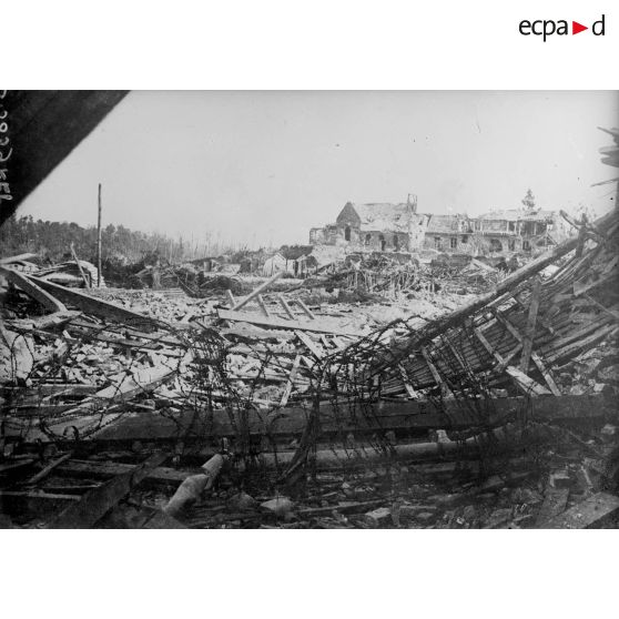 Biaches (Somme), au fond la chapelle encore occupée par les allemands. [légende d’origine]