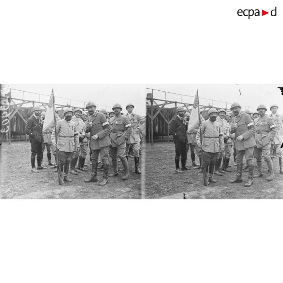 Amiens. Remise de décorations à la section de camouflage. Le drapeau de la section. Le porte-drapeau Landowski. [légende d'origine]