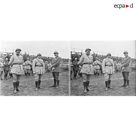 Amiens, remise de croix de guerre à la section de camouflage, lieutenant Guirand de Scévola. [légende d’origine]