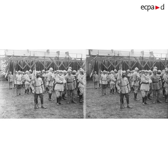 Amiens, remise de croix de guerre à la section de camouflage. Le drapeau de la section. [légende d’origine]